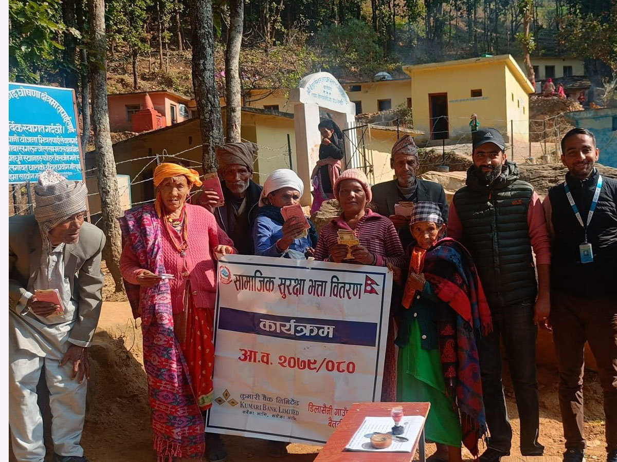 बैतडीको डिलाशैनी गाउँटोलमै सामाजिक सुरक्षा भत्ता वितरण गर्दै 